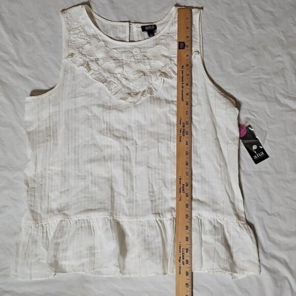 a.n.a A New Approach Lrg Sleeveless Ruffle Top Snow Drift, Gold Metallic Detail - Picture 13 of 15